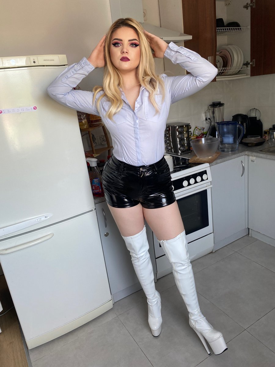 I woule let you lick all my wet under my latex shorts as reward for serving me 😈

onlyfans.com/kinkynavlia