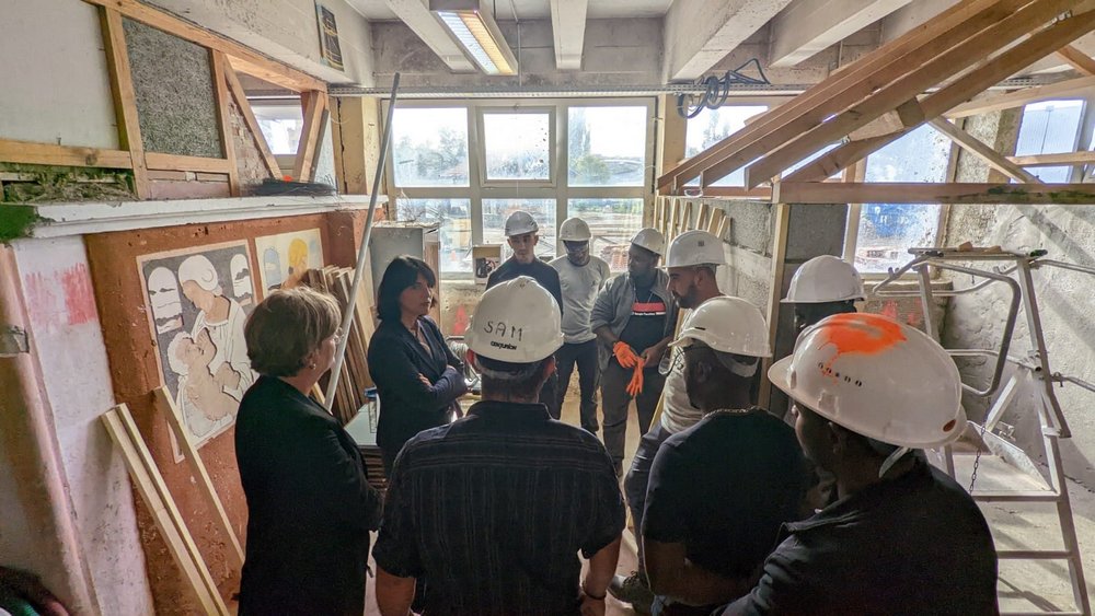 Prefecture42's tweet photo. 📸Catherine Séguin, préfète de la #Loire a participé à un moment temps fort de la #Semainedelintegration :
➡️visite de l'#AFPA et de la plateforme partenariale d’initiative locale avec le #GEIQ #BTP et @poleemploi_ara
➡présentation du programme #HOPE avec témoignages https://t.co/Ez22KYHchN