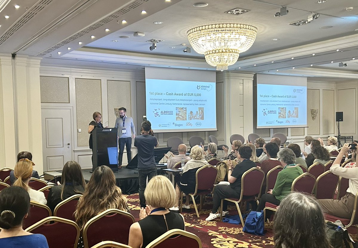 Huge congratulations to <a href="/ACLimburg/">Alzheimer Centrum Limburg</a> for their winning project, “Jong adopteerd oud”. This inter-generational  initiative addresses #stigma by bringing together children with people who have #dementia, building new bridges and understanding #32AEC

alzheimer-nederland.nl/wat-doen-wij/o…