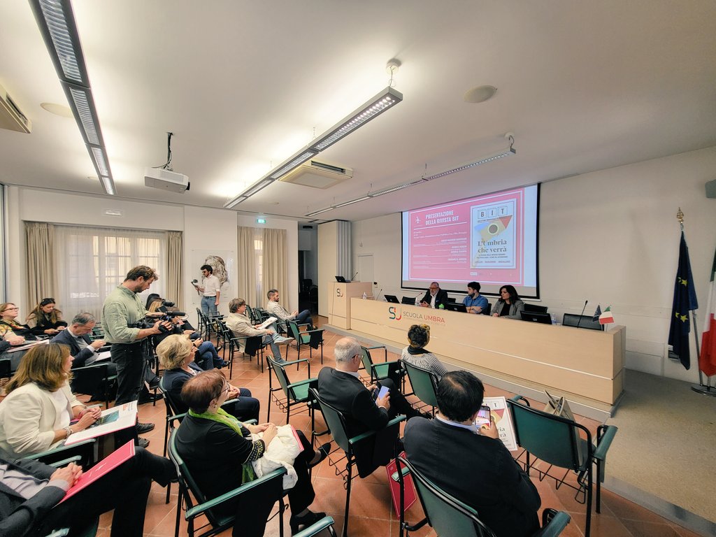 VillaUmbra's tweet photo. 💻Nuova veste editoriale e grafica di B.I.T., Bollettino di Innovazione Tecnologica, storica rivista della Regione Umbria edita tre decenni fa dalla SiTech e ora pubblicata da Sviluppumbria 
🎬Oggi la presentazione nella nostra sede di Villa Umbra.
#technology #digital https://t.co/9rZEbVDLAz