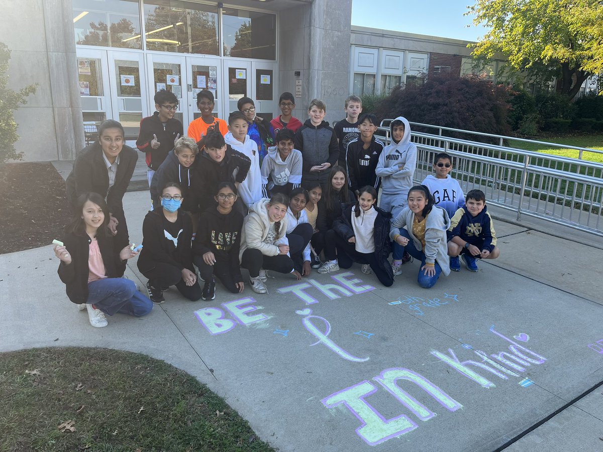 6D chalks the walk for Unity Day! <a href="/ManorOaksNHPGCP/">Manor Oaks School</a> #proud2bnhpgcp #firsttweet
