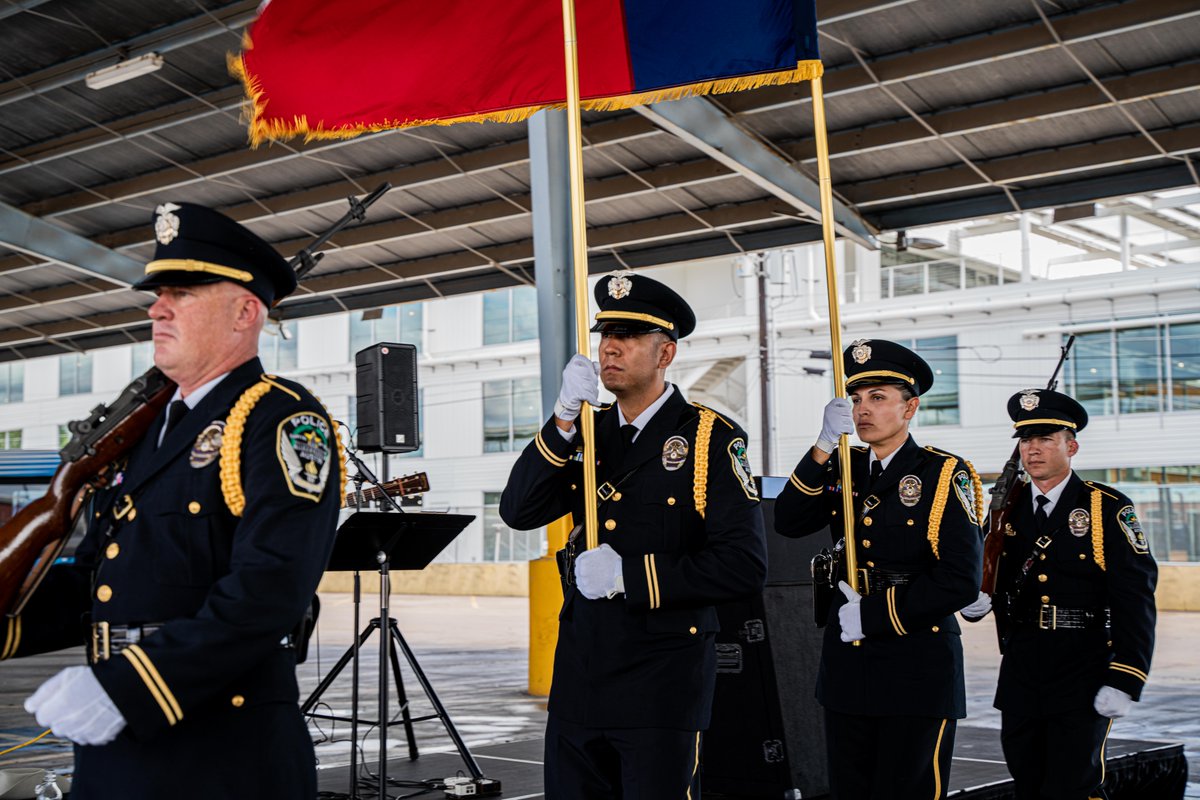 CapMetroATX's tweet photo. We're looking for a local musician to help us pay tribute to members of our #CapMetroFamily who are veterans at a ceremony next month.
Are you a veteran AND a musician? Do you know someone who is? Consider applying to perform: https://t.co/ODgvoEX5WQ https://t.co/jgmHrFksP9