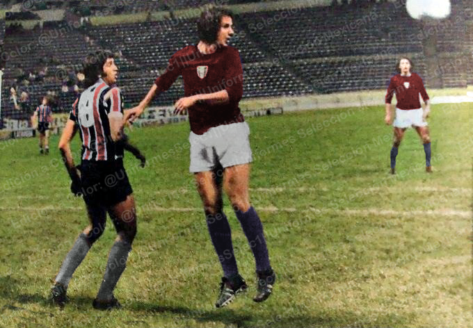 UniformesSelec1's tweet photo. 25 Septiembre 1973.
Estadio Azteca, Cd. México.
México 2 - 2 Chacarita Juniors (Arg)

Muchas gracias a @JJSanchezB  por la fotografia.

Ya la habia coloreado el año pasado pero volvi a hacerlo por que no me gustaba como habia quedado. https://t.co/P2z2CwzArM