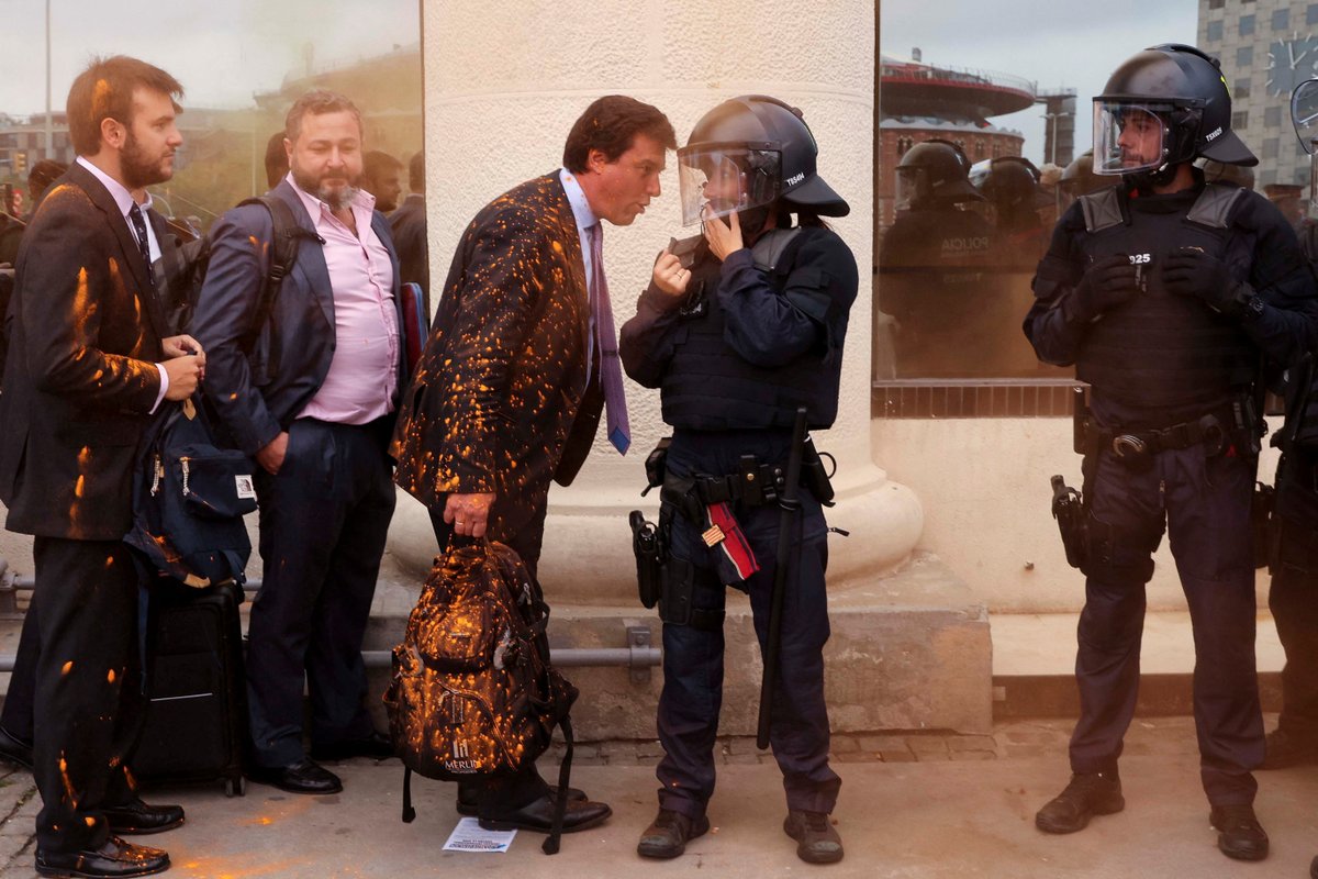 ARA_fotografia's tweet photo. Inauguració complicada de The District: cops i empentes, un detingut i diversos denunciats https://t.co/jNVzTDC4ft Ho explica @carlotaserra Foto @NachoDoce12 / @Reuters https://t.co/S9OuofJMpP