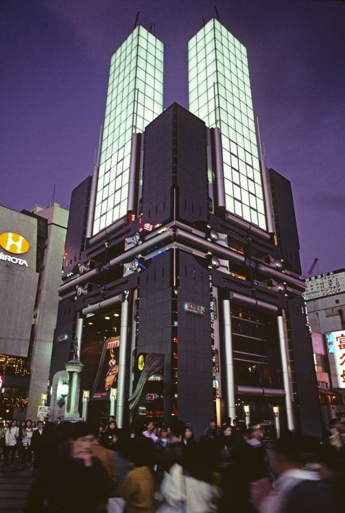 jaapn80to00pn's tweet photo. 1987年頃、心斎橋のキリンプラザ大阪（2008年解体） https://t.co/kyfIQieo0q