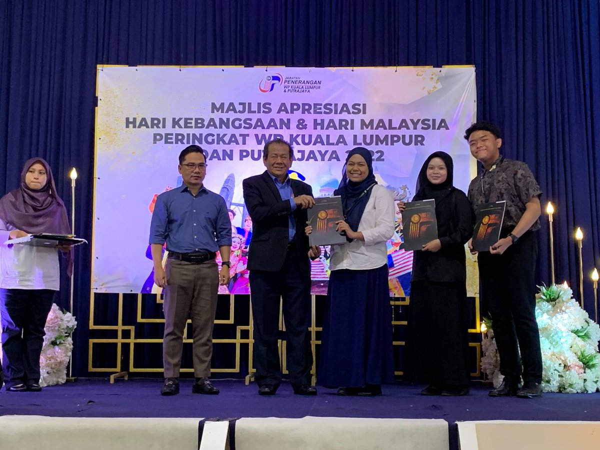 JaPenWPKL's tweet photo. Diraikan jua para pemenang dan peserta Pertandingan Pengisahan Kenegaraan 2022 Peringkat WP Kuala Lumpur. 

Program telah disempurnakan oleh Pengarah Penerangan WPKLP, Encik Lim Ann Teck. 

#HKHM2022
#merdeka2022
#merdeka65
#KLCeria
#CMSWPKL https://t.co/XN66zmuyyC