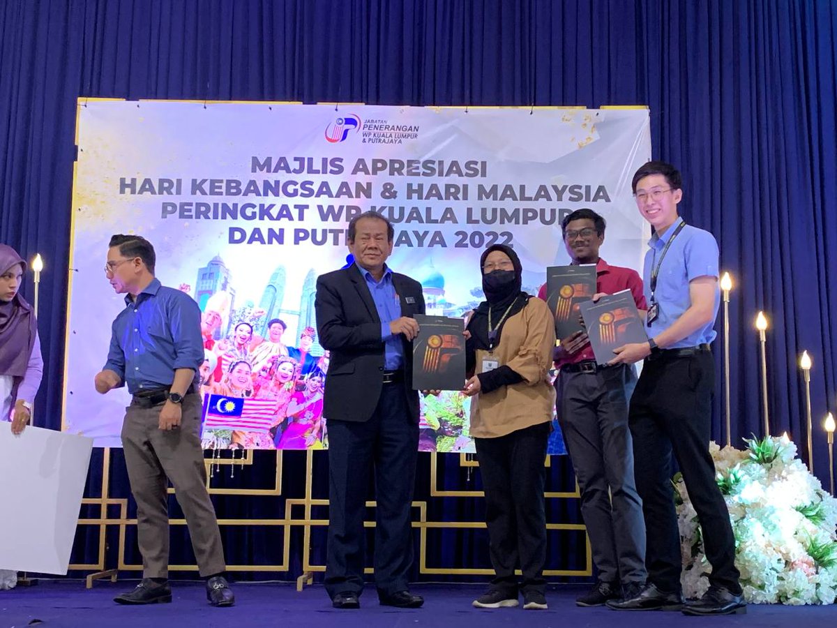 JaPenWPKL's tweet photo. Diraikan jua para pemenang dan peserta Pertandingan Pengisahan Kenegaraan 2022 Peringkat WP Kuala Lumpur. 

Program telah disempurnakan oleh Pengarah Penerangan WPKLP, Encik Lim Ann Teck. 

#HKHM2022
#merdeka2022
#merdeka65
#KLCeria
#CMSWPKL https://t.co/XN66zmuyyC