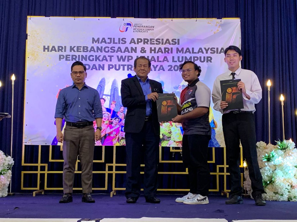 JaPenWPKL's tweet photo. Diraikan jua para pemenang dan peserta Pertandingan Pengisahan Kenegaraan 2022 Peringkat WP Kuala Lumpur. 

Program telah disempurnakan oleh Pengarah Penerangan WPKLP, Encik Lim Ann Teck. 

#HKHM2022
#merdeka2022
#merdeka65
#KLCeria
#CMSWPKL https://t.co/XN66zmuyyC