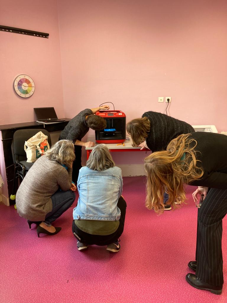 canope_77's tweet photo. Clap de fin des déploiements #FabLabALEcole à l'école Ste Marie, Dammarie77. Impatience, motivation, enthousiasme d'une équipe. #cameo #imp3D L'aventure commence ! https://t.co/0xGoTK4E9E