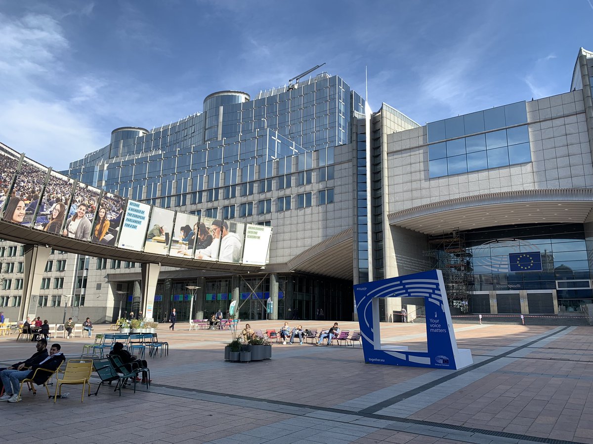 waren_e's tweet photo. BONJOUR aus Brüssel! Heute erste Vorbereitungen, ab morgen dann zwei Tage Mitgliederversammlung unseres Europäischen Honig-Verbandes F.E.E.D.M. Ich freue mich schon auf den internationalen Austausch und unsere Speaker von der EU-Kommission.
#feedm #derwarenvereinmachtesmöglich https://t.co/EXT3rTp2O0