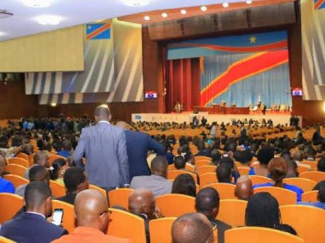 #RDC, c’est parti. L’AN de #Ngeleka vient de lancer sa pièce de théâtre d la motion de #défiance contre le ministre de la #transvcom, Cherubin Okende. Des bêtises dans un pays en guerre, dirigé malheureusement par une #incompétence puant une forte odeur de la #ngelekalité. Triste
