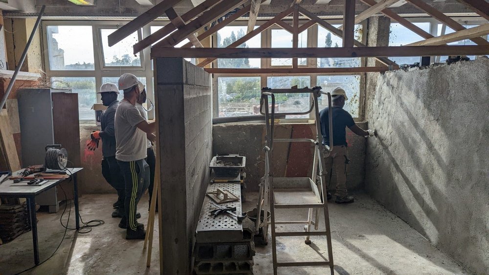 Prefecture42's tweet photo. 📸Catherine Séguin, préfète de la #Loire a participé à un moment temps fort de la #Semainedelintegration :
➡️visite de l'#AFPA et de la plateforme partenariale d’initiative locale avec le #GEIQ #BTP et @poleemploi_ara
➡présentation du programme #HOPE avec témoignages https://t.co/Ez22KYHchN