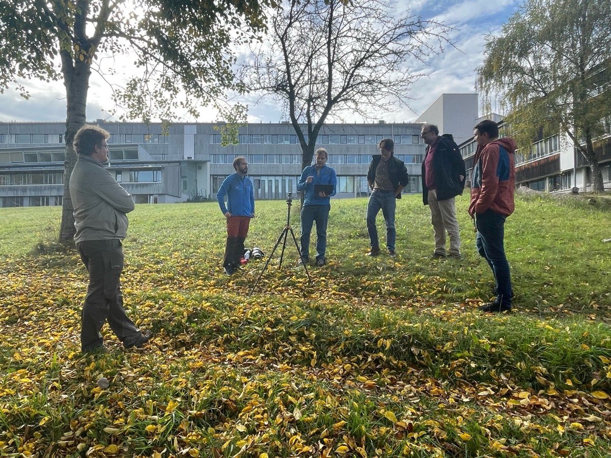agrestascoop's tweet photo. Nuestros compañeros @quecoak y @Jorge_Olivar_R se encuentran en en Freising 🇩🇪 haciendo una demostración del funcionamiento de Forestereo con los compañeros del proyecto #Care4c de la Universidad Técnica de Múnich @TU_Muenchen https://t.co/DTjhivY9RA