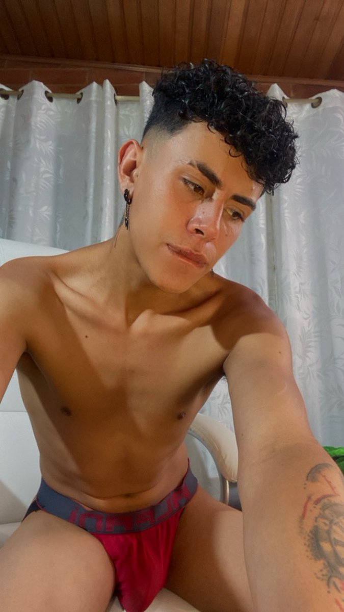 EdwPinilla19's tweet photo. @whatsappgaybta películas todo el día?  #follow #rt #latino #colombino https://t.co/pXLD8EnqMB