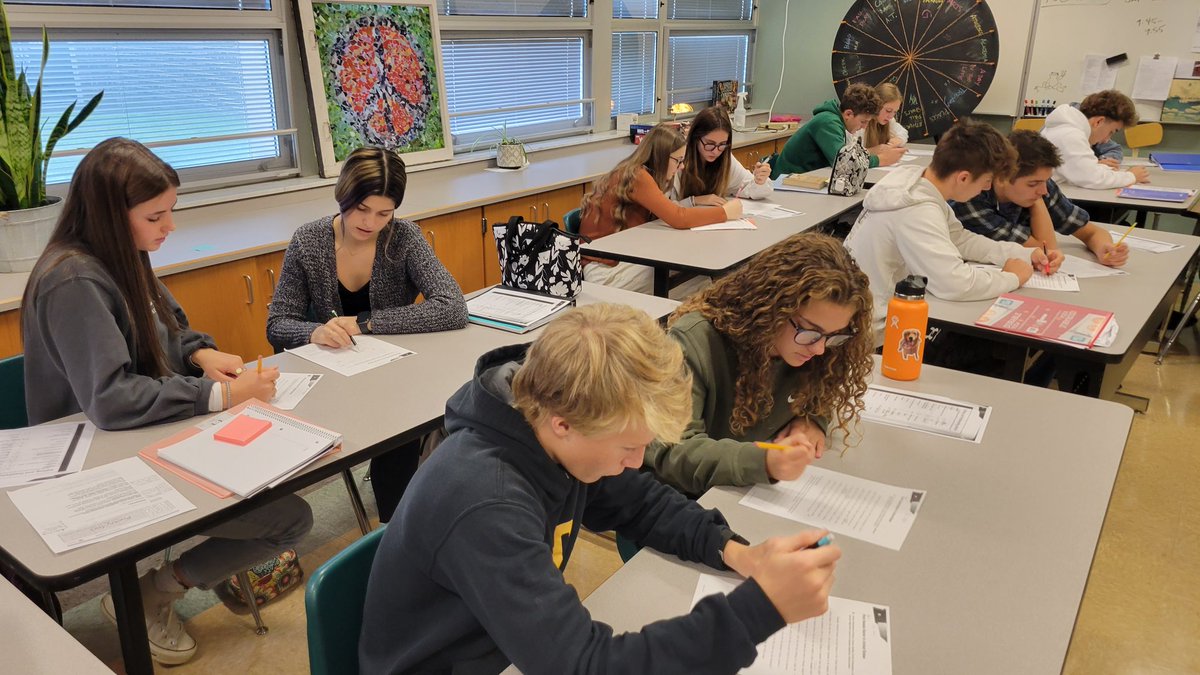 ReneeStallings4's tweet photo. Sophomores at GLSD are not sophomoric. They work to be better versions in RWSLandCT. They pay attention to details in MechanicsUsageGrammar. #GL #faithinfuture #blessed https://t.co/bR0EVPTZdc