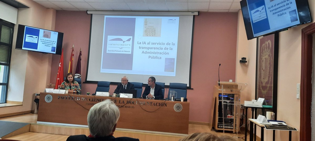 ArchivoUCLM's tweet photo. Xavier Mulet Baixalauli y Juan José Sevilla Orts @AutPortValencia participan en las #IA_A que se celebran hoy y mañana en la @UcmFadoc con la ponencia "La IA al servicio de la transparencia de la Administración Pública" https://t.co/VVCv9HtPVb