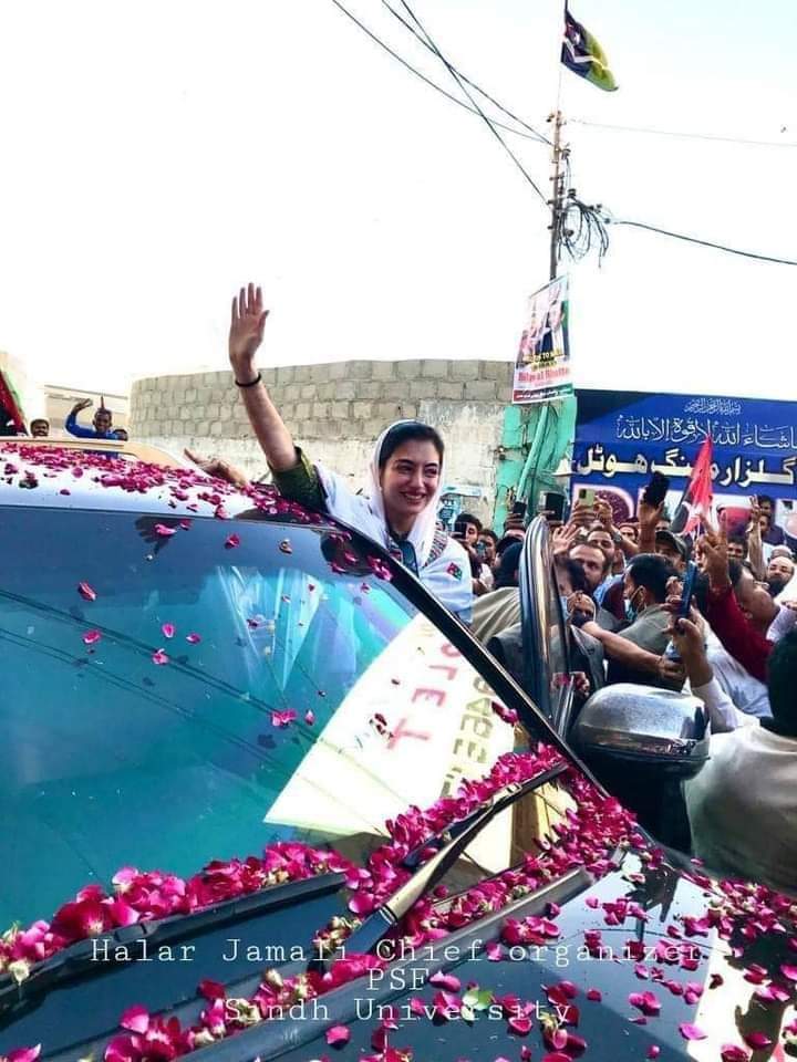 ChoudryZafar1's tweet photo. عکس بینظیر بی بی آصفہ بھٹو زرداری صاحبہ ملیر کی عوام کے نعروں کا جواب دیتے ہوئے مولا کریم بی بی شھید کے بچوں کو سلامت رکھے آمین ♥️ 
@AseefaBZ https://t.co/RpsUATIjL5