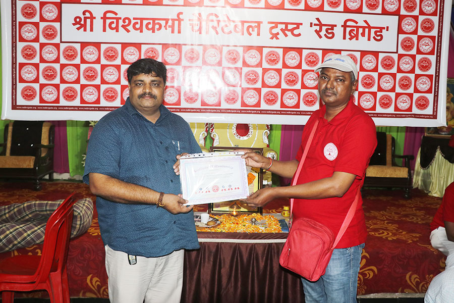 redbrigadeorg's tweet photo. समाज परिवार के रिश्ते के मजबूत डोर की इंसानियत के पुनर्जीवित होने की उम्मीद के सपने सजाने वाले श्री विश्वकर्मा चैरिटेबल ट्रस्ट रेड ब्रिगेड टीम मुंबई के सभी भाईयों की प्रेरणा को बधाई और ढेर सारी  शुभकामनायें !!!! https://t.co/326UkfJ6WM