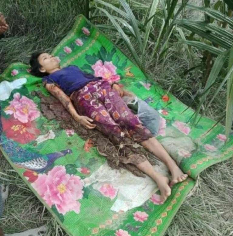 KhaingAta's tweet photo. #ဗမာအၾကမ္းဘက္စစ္တပ္မွရည္ရြယ္ခ်က္ရွိရွိပစ္ခတ္သည့္လက္နက္ၾကီးက်ဥ္
က်ေရာက္ေပါက္ကြဲမႈေၾကာင့္ ရခိုင္ျပည္နယ္ ဘူးသီးေတာင္ျမိဳ႕နယ္တြင္ ေက်ာင္းသူ တစ္ေယာက္ေသဆုံးသြားျပီး ေက်ာက္ေတာ္ျမိဳ႕နယ္ ပိႏၷဲေခ်ာင္းေက်းရြာ
ႏွင့္ ဝက္မိႈင္းေက်းရြာမ်ားတို႔တြင္ ဒါဏ္ရာရရွိသူမ်ားရွိေၾကာင္းသိရသည္။
Photo: Arakan https://t.co/QRKZ80cOhy