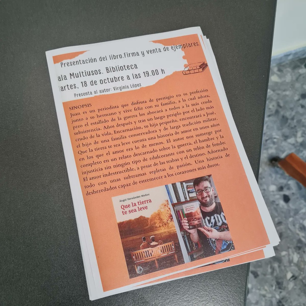 MunoFernandez's tweet photo. Ayer estuvimos presentando Que la tierra te sea leve en la biblioteca pública de Dos Hermanas. El 29 de octubre estaré en la feria del libro de Sevilla firmando  en la caseta 40, librería Entre Líneas a partir de las 13:00. Os espero. https://t.co/zVA4nWeexL