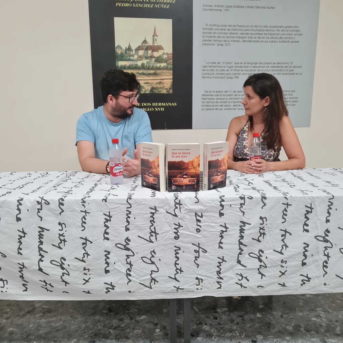 MunoFernandez's tweet photo. Ayer estuvimos presentando Que la tierra te sea leve en la biblioteca pública de Dos Hermanas. El 29 de octubre estaré en la feria del libro de Sevilla firmando  en la caseta 40, librería Entre Líneas a partir de las 13:00. Os espero. https://t.co/zVA4nWeexL