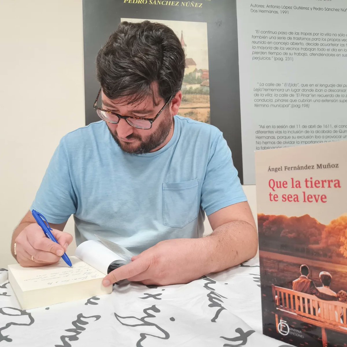 MunoFernandez's tweet photo. Ayer estuvimos presentando Que la tierra te sea leve en la biblioteca pública de Dos Hermanas. El 29 de octubre estaré en la feria del libro de Sevilla firmando  en la caseta 40, librería Entre Líneas a partir de las 13:00. Os espero. https://t.co/zVA4nWeexL