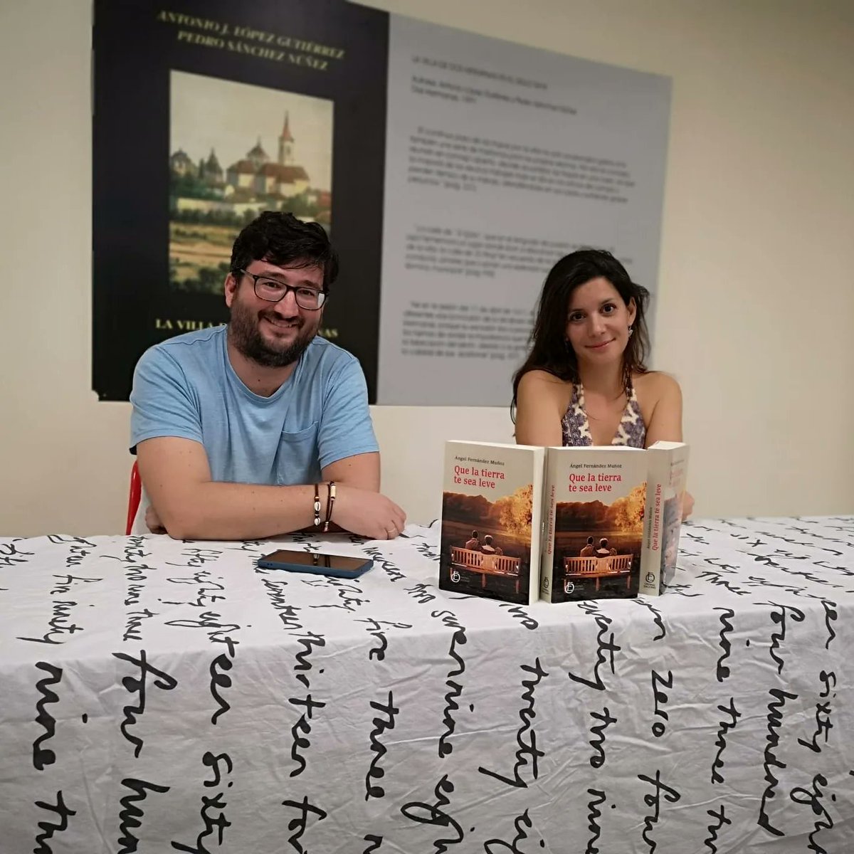 MunoFernandez's tweet photo. Ayer estuvimos presentando Que la tierra te sea leve en la biblioteca pública de Dos Hermanas. El 29 de octubre estaré en la feria del libro de Sevilla firmando  en la caseta 40, librería Entre Líneas a partir de las 13:00. Os espero. https://t.co/zVA4nWeexL