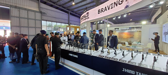 DefenseLrca's tweet photo. Taurus na DefExpo 2022 - um marco para a nova base industrial de defesa indiana
#TaurusArmas #tasa4 #JHindTaurus #TaurusJindal #JindalDefence #JointVenture #antifrágil #DefExpo2022
https://t.co/VM5DpHyipm https://t.co/JT6cM0x055