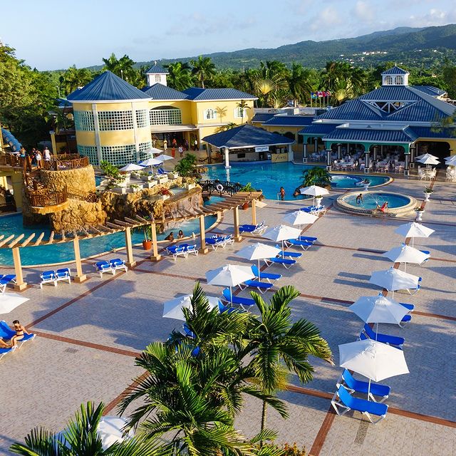 GrandZaphire's tweet photo. When you get into a hotel room, you lock the door, and you know there is a secrecy, there is a luxury, there is fantasy. There is comfort. There is reassurance.
#adventureawaites #bestrates #familytravel #travelbookingsite #certifiedtraveladvisor #honeymoon #vacationmode https://t.co/dIwLpEgpyG