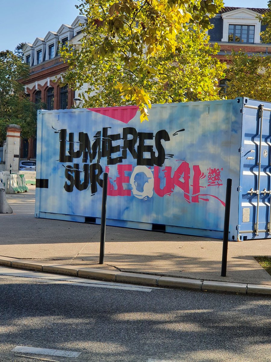 LudilabOh's tweet photo. En pleine préparation de l'atelier "Petits pas de côté" pour le festival "Lumières sur le quai" les 22 et 23 oct #LSQ2022, @QuaiDesSavoirs https://t.co/E5k7vaHd4M