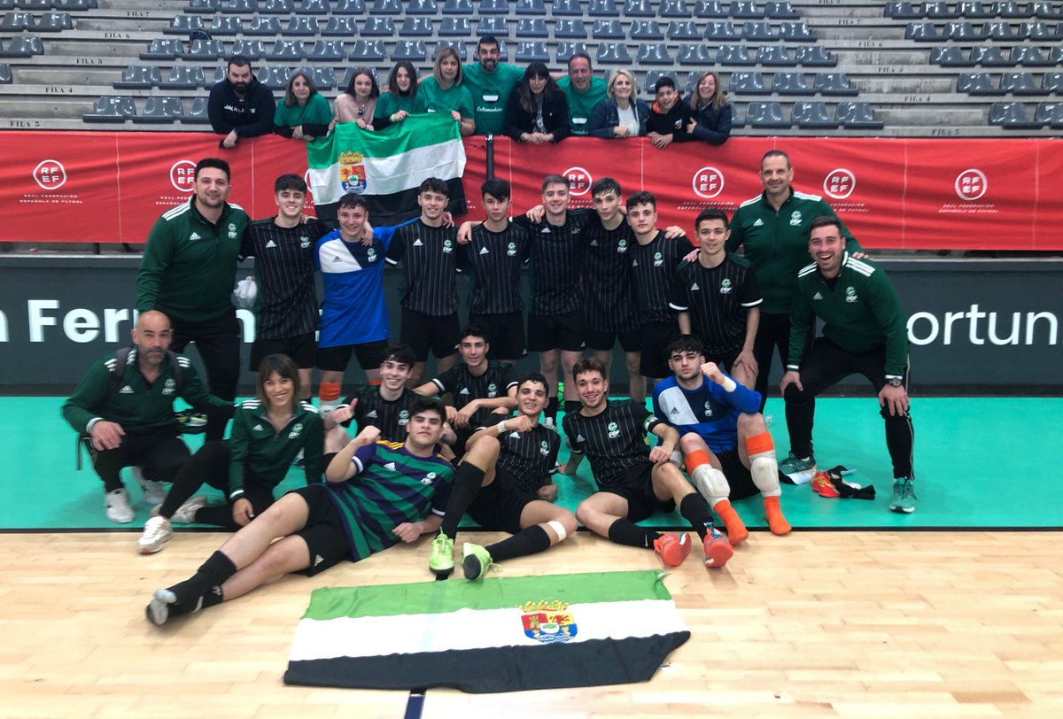 alfonsorp13's tweet photo. @28_Chumi @28_Chumi @honecar son de esos entrenadores que jamás dejarán caer a sus jugadores. Los preparan y los mejoran, pero sobre todo los cuidan, porque nada está por encima de las personas¡¡¡
Gracias por vuestros VALORES y gracias por estar en nuestro EQUIPO¡¡¡ https://t.co/TyVmPLKm4g