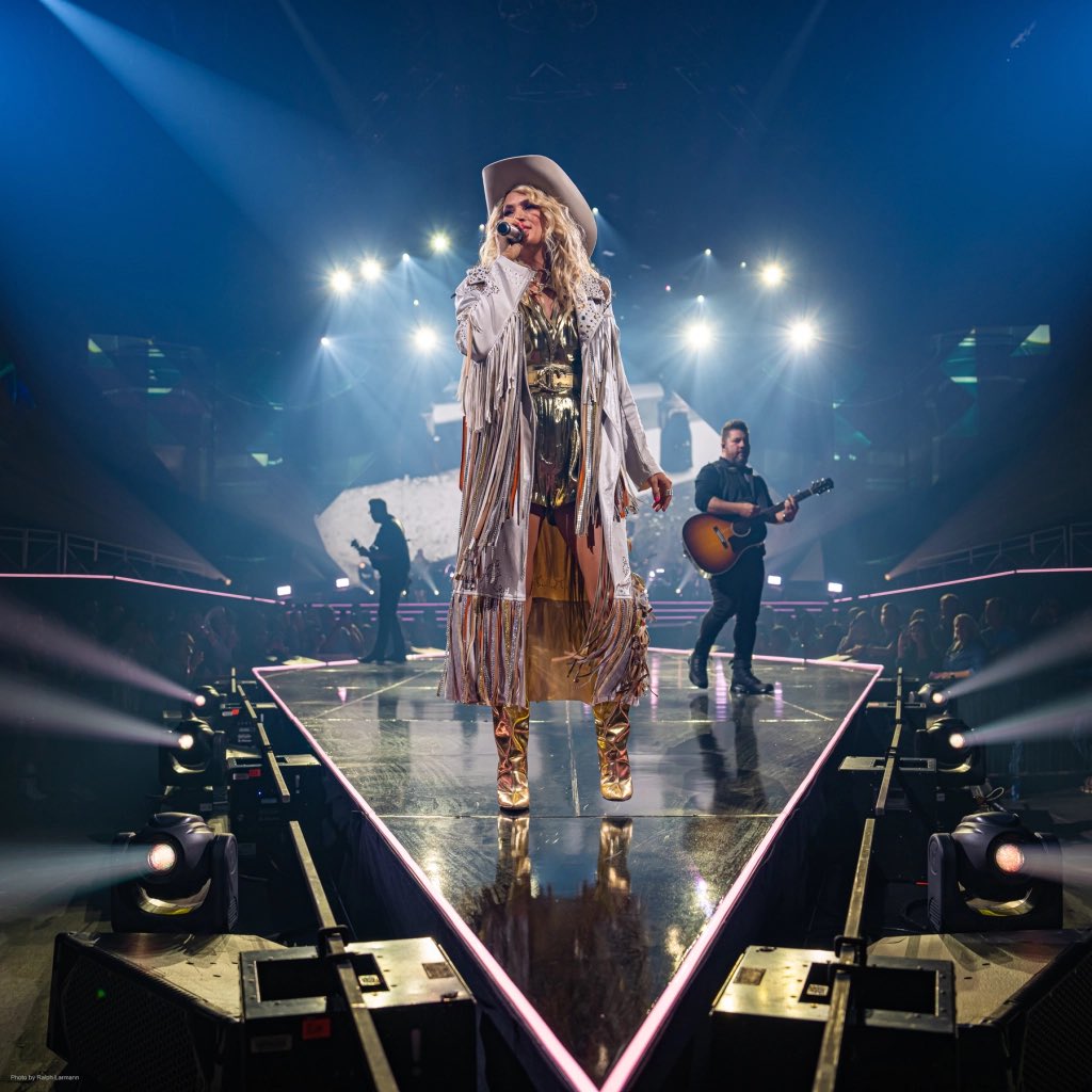 JoJo46elmo's tweet photo. #Vote CARRIE UNDERWOOD #FavoriteCountryFemale #AMAs
RT 20 https://t.co/8OodoBbYJx