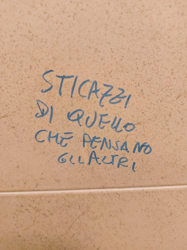 MuriPuliti's tweet photo. #muripulitipopolimuti #scrittesuimuri #scrivilosuimuri #scritte #mppm #poesiadistrada #poesiaurbana #veritasuimuri #pensieri #aforismi #citazioni #frasivita #frasi  #scrittesuimuridelmondo #suimuri #frasibelle #frasitop #frasivita #frasitumblr https://t.co/DQL6ozPKEj