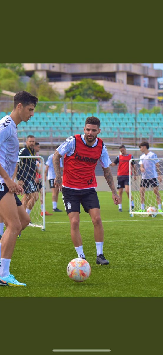 Óscar Herrera (@maverickgold) on Twitter photo Despuntó en su momento en <a href="/CdtCantera/">CanteraCDT 🏴</a> y tras debutar con el <a href="/CDTOficial/">CD Tenerife 🏴</a> salió del club.
⏯️CD Marino, UE Costa Brava, SD Gernika.
Ahora, <a href="/_borjallarena/">Borja Llarena</a> es captado por la <a href="/UDLP_Cantera/">UD Las Palmas - Cantera</a> y se enrola en el filial amarillo.
Good luck, Borja 💪🏽 Despuntó en su momento en <a href="/CdtCantera/">CanteraCDT 🏴</a> y tras debutar con el <a href="/CDTOficial/">CD Tenerife 🏴</a> salió del club.
⏯️CD Marino, UE Costa Brava, SD Gernika.
Ahora, <a href="/_borjallarena/">Borja Llarena</a> es captado por la <a href="/UDLP_Cantera/">UD Las Palmas - Cantera</a> y se enrola en el filial amarillo.
Good luck, Borja 💪🏽