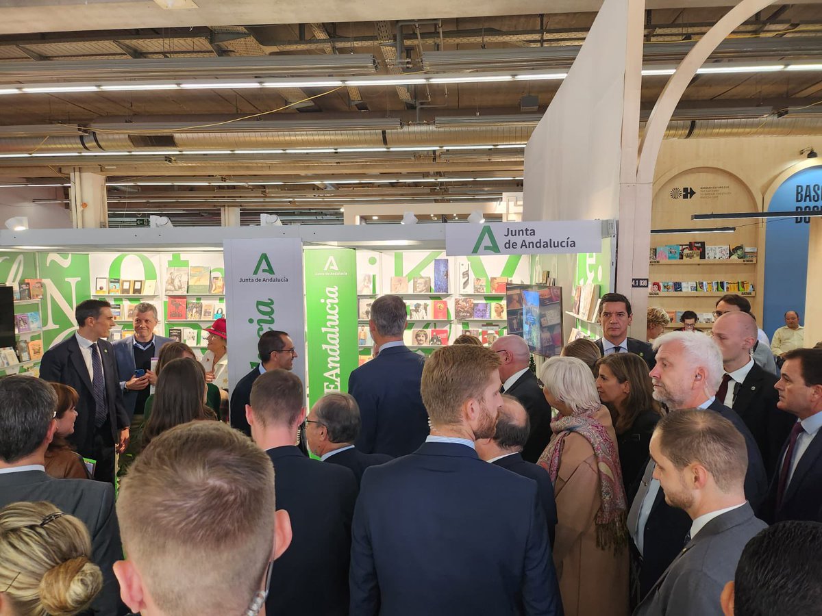 BVANDALUCIA's tweet photo. Los Reyes de España visitan el stand de la Consejería de Turismo, Cultura y Deporte de la Junta de Andalucía en la Feria del Libro de Fráncfort @CulturaAnd #HOJEAndalucia https://t.co/lIi3xHnHjY