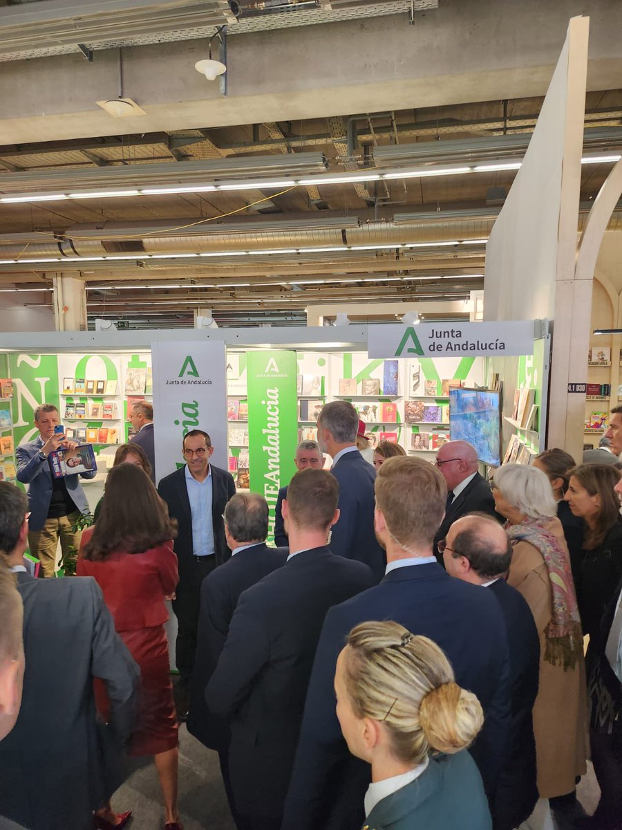 Los Reyes de España visitan el stand de la Consejería de Turismo, Cultura y Deporte de la Junta de Andalucía en la Feria del Libro de Fráncfort <a href="/CulturaAnd/">Cultura Junta de Andalucía</a> #HOJEAndalucia