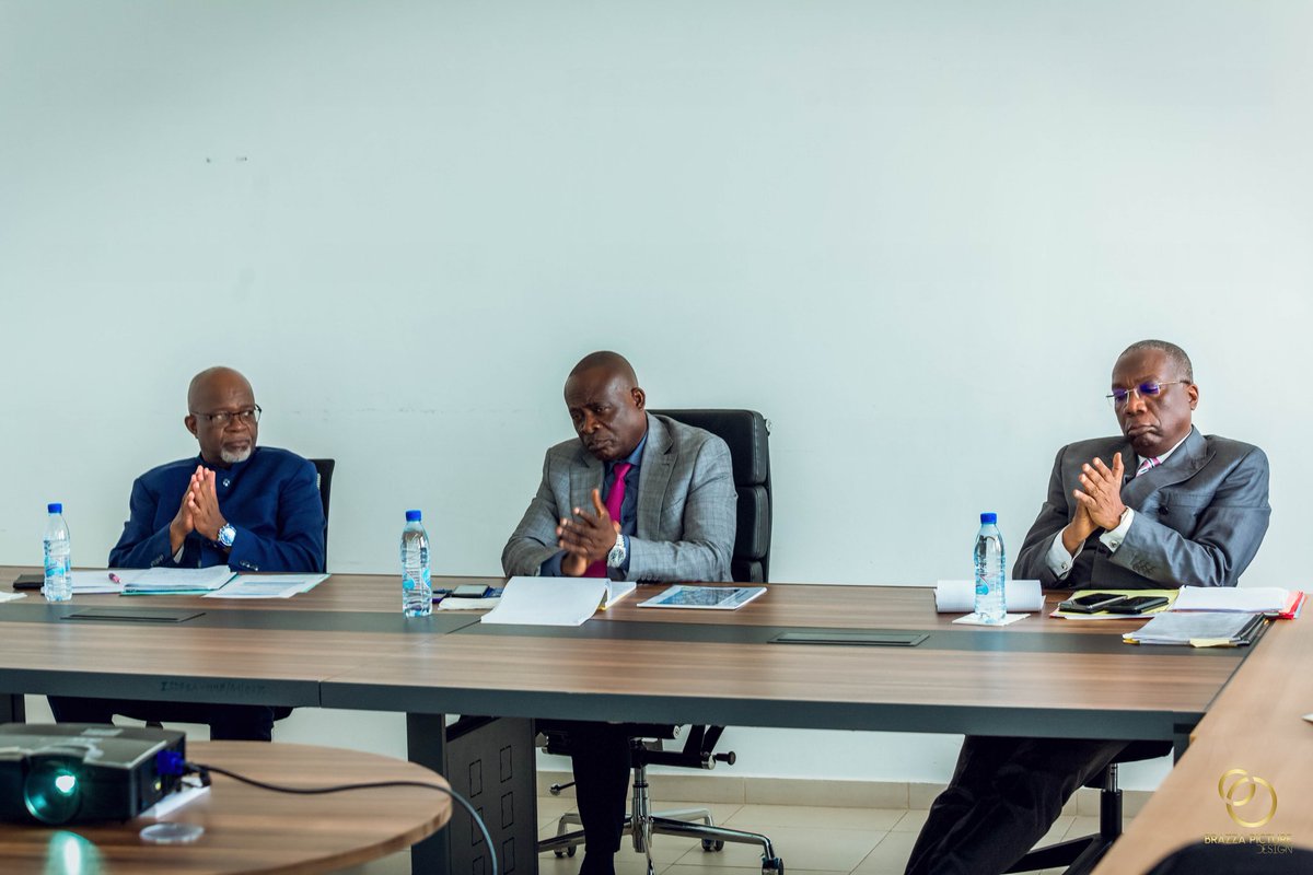 lucMissidimbazi's tweet photo. J'ai eu l'honneur de présenter au Président de l'Université Denis SASSOU NGUESSO (UDSN), et son équipe dirigeante, le projet de transformation numérique. Un projet sur 4 piliers (Environnement, Capacités, Informations et Gouvernance). #udsn @ARPCECongo @PrimatureCongoB @OsianeCg https://t.co/aDvA7947hZ