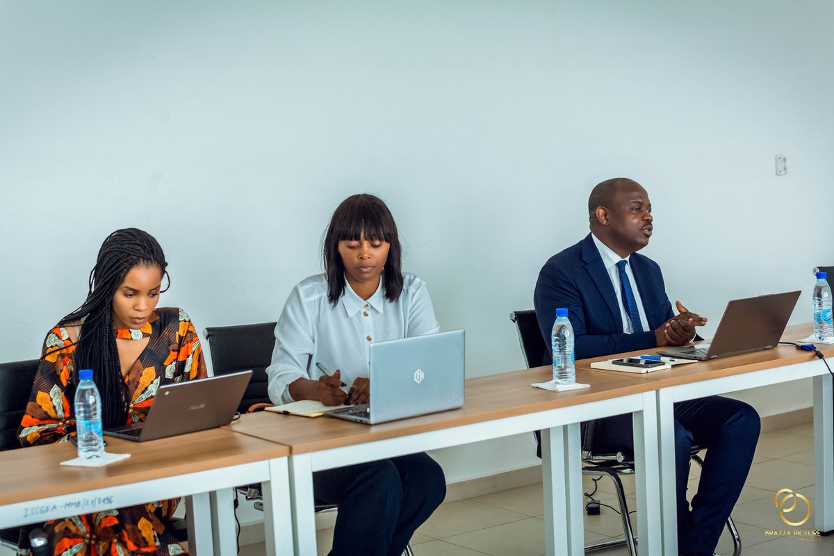 lucMissidimbazi's tweet photo. J'ai eu l'honneur de présenter au Président de l'Université Denis SASSOU NGUESSO (UDSN), et son équipe dirigeante, le projet de transformation numérique. Un projet sur 4 piliers (Environnement, Capacités, Informations et Gouvernance). #udsn @ARPCECongo @PrimatureCongoB @OsianeCg https://t.co/aDvA7947hZ