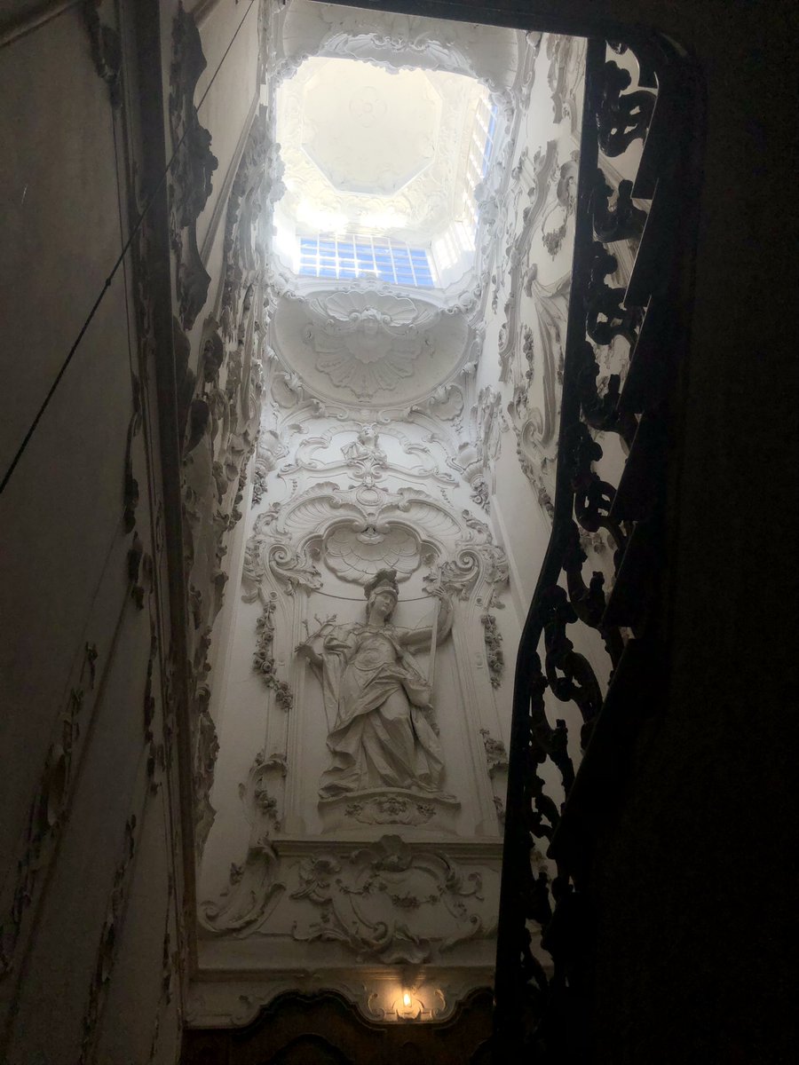 ArjanWeststrate's tweet photo. Huis Dedel is werkelijk prachtig. De pracht van het trappenhuis is niet in een foto te vangen (door mij). Daarnaast is ook de collectie van het museum een bezoek waard! @DesignmuseumD https://t.co/jA3Gp9pllL