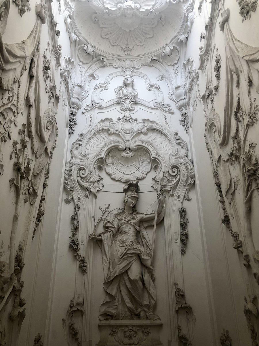 ArjanWeststrate's tweet photo. Huis Dedel is werkelijk prachtig. De pracht van het trappenhuis is niet in een foto te vangen (door mij). Daarnaast is ook de collectie van het museum een bezoek waard! @DesignmuseumD https://t.co/jA3Gp9pllL