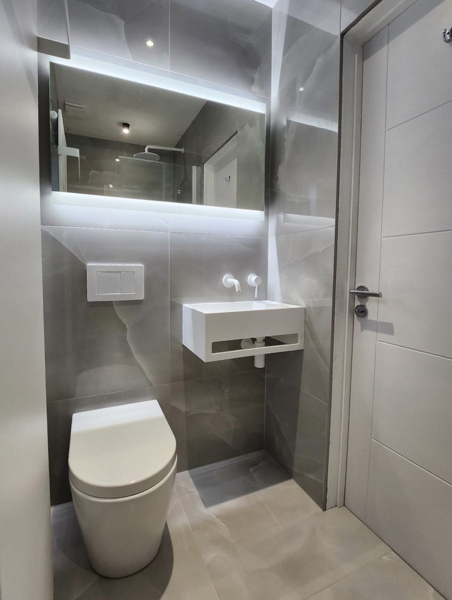 KitchensInspire's tweet photo. Small space with a big impact #ensuite #ensuitebathroom #wallhung #tap #basin #toilet #led #Mirror #grey #white #ideas #homeinspo https://t.co/Tcuk8vo5cY