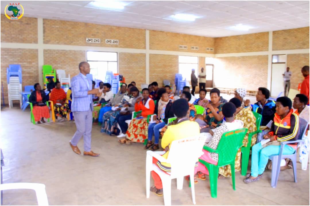 ajapafricaine1's tweet photo. #Burundi: Avec l’appui de #wphfund via #ONU_Femmes, l‘@ajapafricaine1 continue du 19-20/10/2022 la formation à l'intention des femmes et filles sur la consolidation de la paix et la cohésion sociale en commune #Mukike en @BujumburaProv https://t.co/t3HPgDRl75