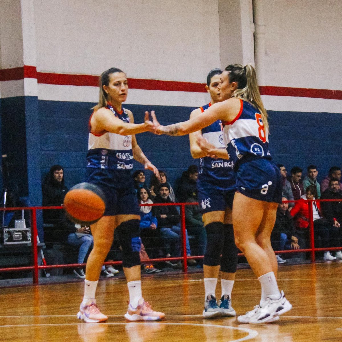 Paoferrari57's tweet photo. Hoy volvemos 💜🤍
Recta Final antes de comenzar los playoffs 🚀
Vamooos 💪🏼 @DSCbasquet
📸 @fredo
#Eldefe #laspibas #juntas https://t.co/6KB6mNgXLg