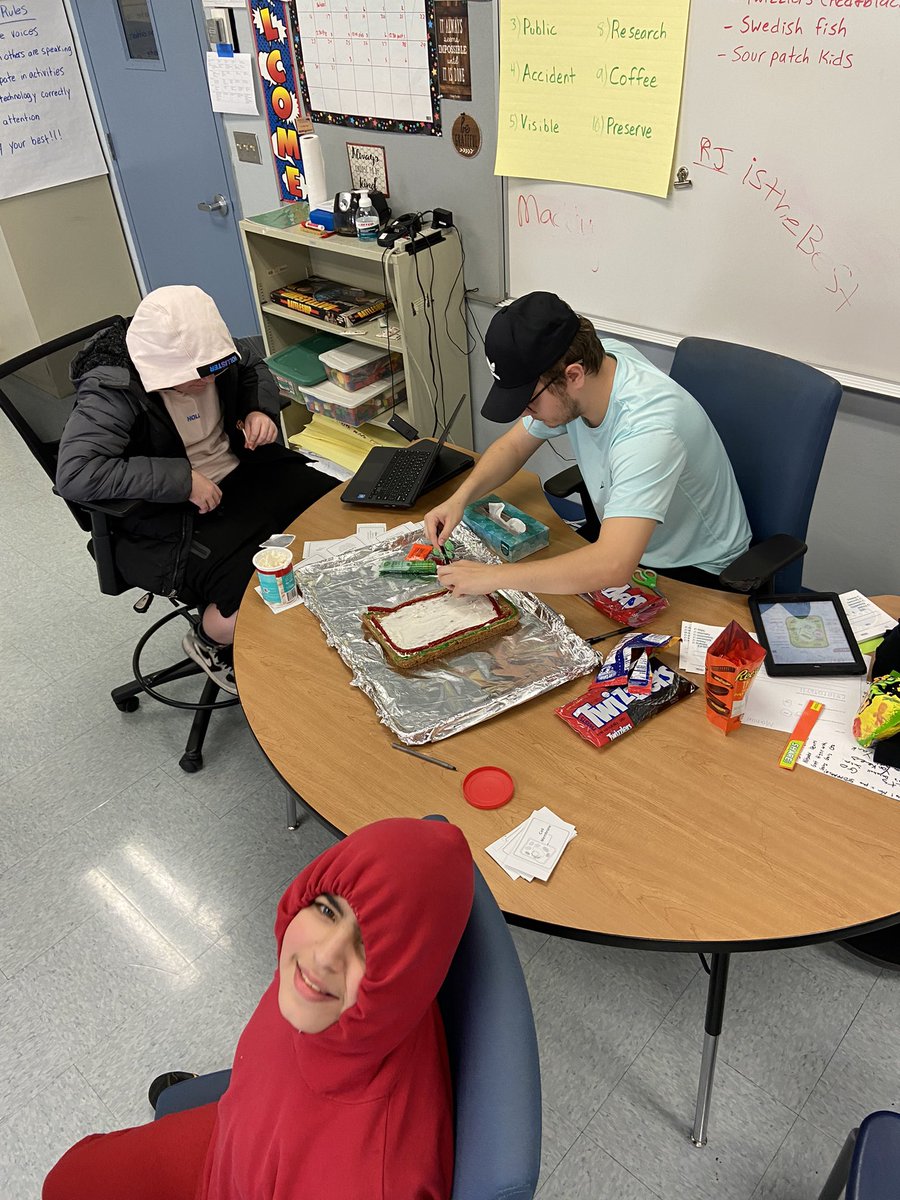 WLC_Boces's tweet photo. Mr. Pokorak’s Reclaim MS students participate in a tasty lesson about cells! #exploration #wlcwolvesrock @WLC_Boces @BTBOCES_IP @OAUpdate @JohnsonCityCSD https://t.co/kKX4VBDlD0