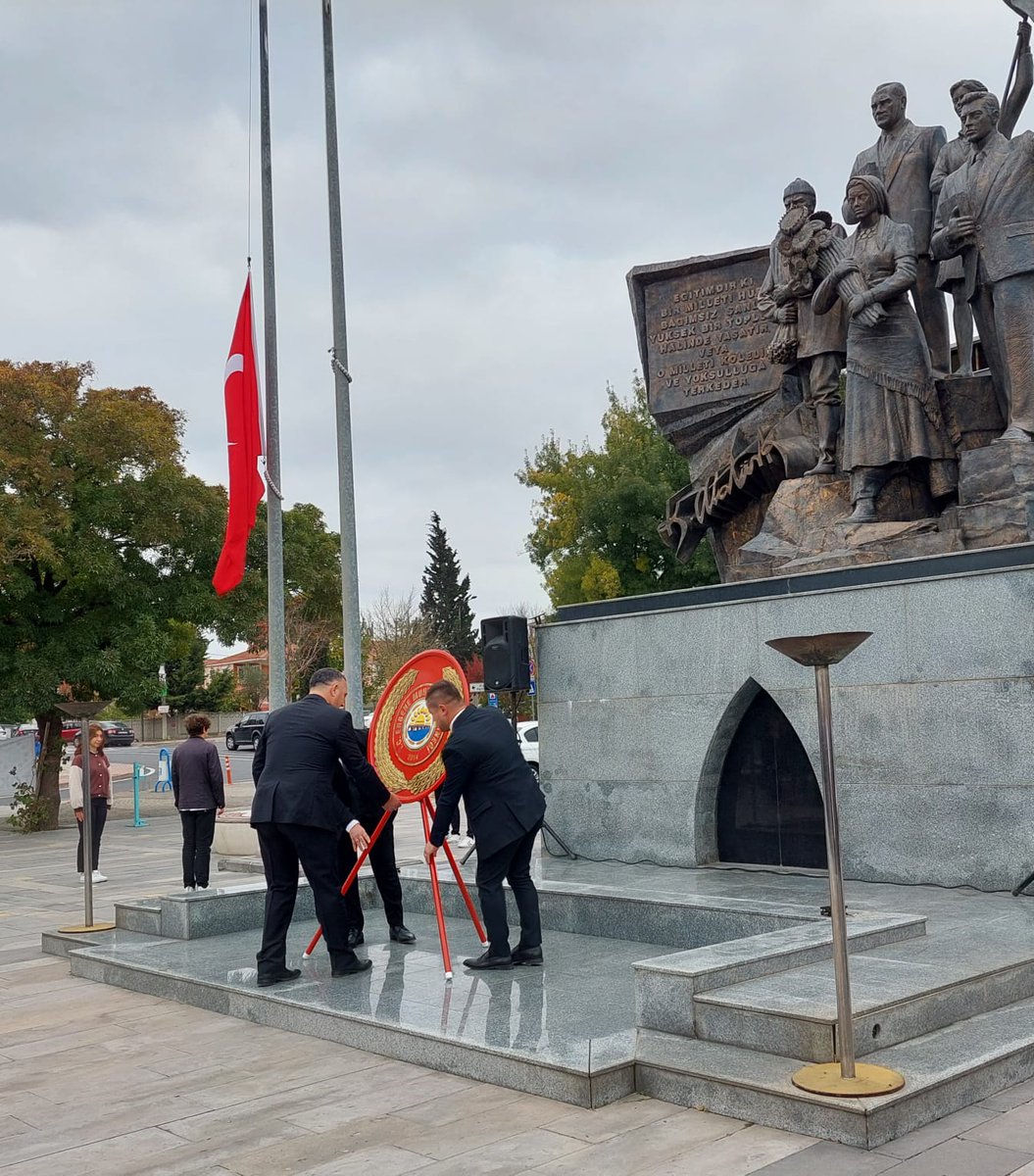 Ergene Kaymakamlığı (@ergnkaymakamlik) on Twitter photo 19 Ekim Muhtarlar Günü dolayısıyla İlçemizde kutlama programı gerçekleştirildi. Ergene Atatürk Anıtı önünde çelenk sunumu ile başlayan tören çelenk sunumlarının yapılmasının ardından İstiklal Marşı okunması ve saygı duruşu ile devam etti.
ergene.gov.tr/19-ekim-muhtar…... 19 Ekim Muhtarlar Günü dolayısıyla İlçemizde kutlama programı gerçekleştirildi. Ergene Atatürk Anıtı önünde çelenk sunumu ile başlayan tören çelenk sunumlarının yapılmasının ardından İstiklal Marşı okunması ve saygı duruşu ile devam etti.
ergene.gov.tr/19-ekim-muhtar…...