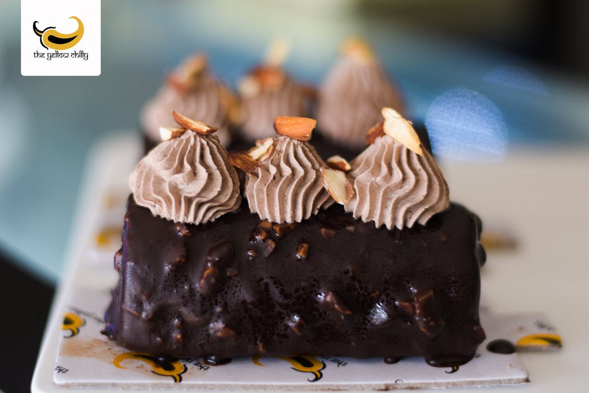 TheChillyYellow's tweet photo. Gianduja chocolate pastry lovers, you are all in for a treat! Indulge yourself in this delicious chocolaty treat that screams yummy in every bite!
.
.
.
#chocolatetreat #theyellowchilly #giandujapastry #nuts #chocolate #luxurytreats #kampalacafes https://t.co/ilEGhRrm87
