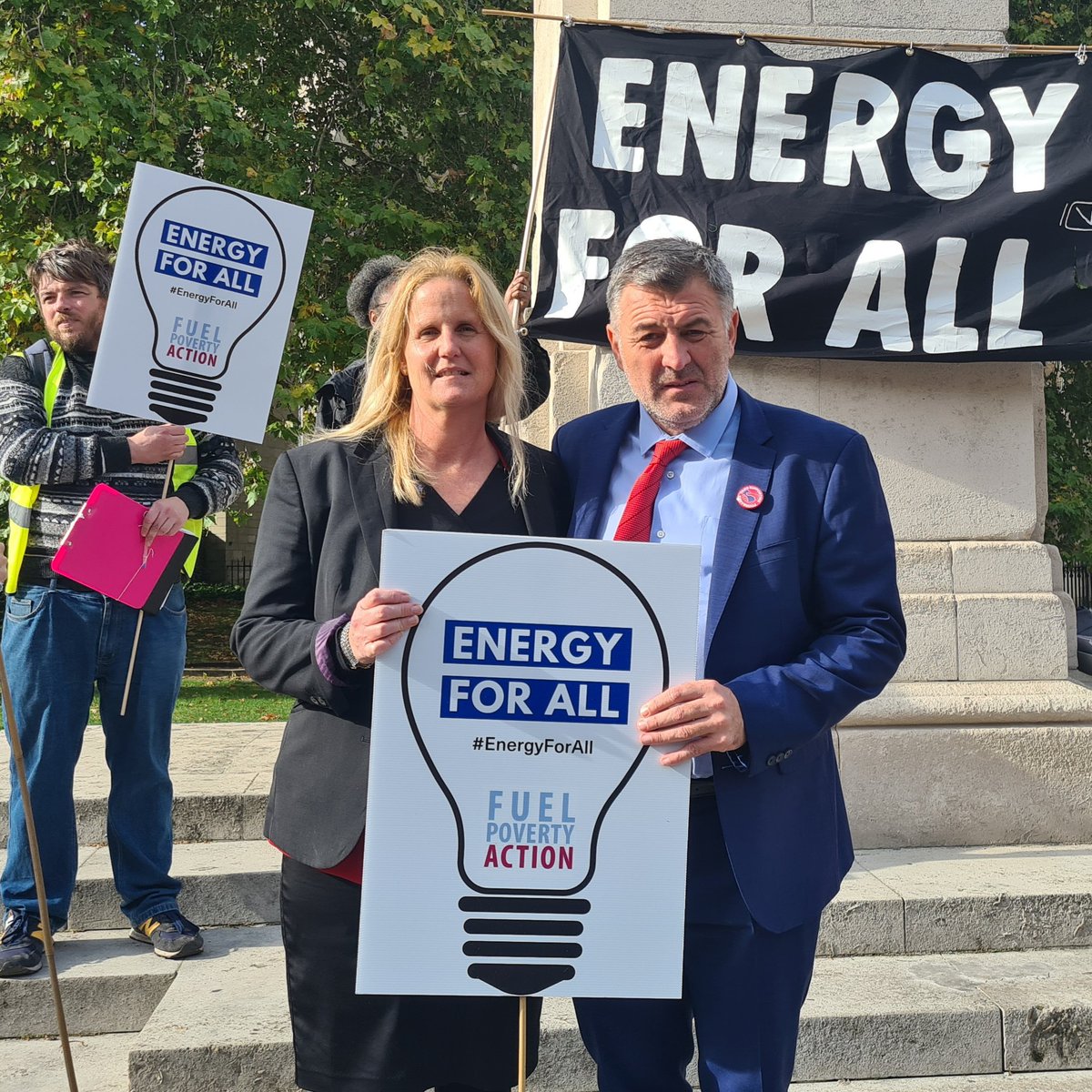 Energy bills are creating huge concerns in Cynon. They have doubled this year and the Conservatives have now scrapped their price 'guarantee' just weeks after they announced it. I joined @FuelPovAction with @IanByrneMP today to show my support for #EnergyForAll. @NEA_Cymru