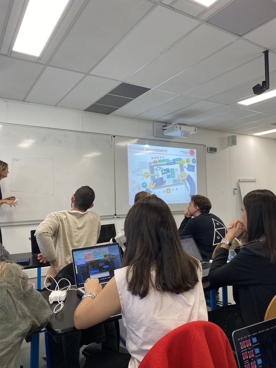 EmilieCharpent5's tweet photo. Cours de Content Management avec GĂ©raldine Blondeau !đ Le but : rendre un site web attractif grĂące Ă la crĂ©ation d'un contenu adaptĂ© Ă
notre cible. #dbbach @tbs_education https://t.co/ZJzld3T0jX