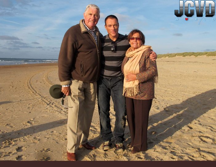 Jeanclaude81840's tweet photo. Me and my parents 🌹👋 https://t.co/cTQG3uAsSA