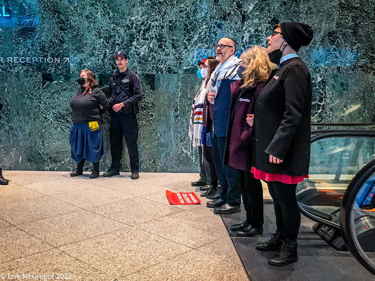 Faith leaders were just placed under arrest while praying that @BlackRock will: 1.) Stop new fossil fuel funding 2.) An investment in clean energy, and 3.) Enact policies by and for Indigenous peoples. #Faiths4Climate @JYCM_ 📷: @Bike_at_W4